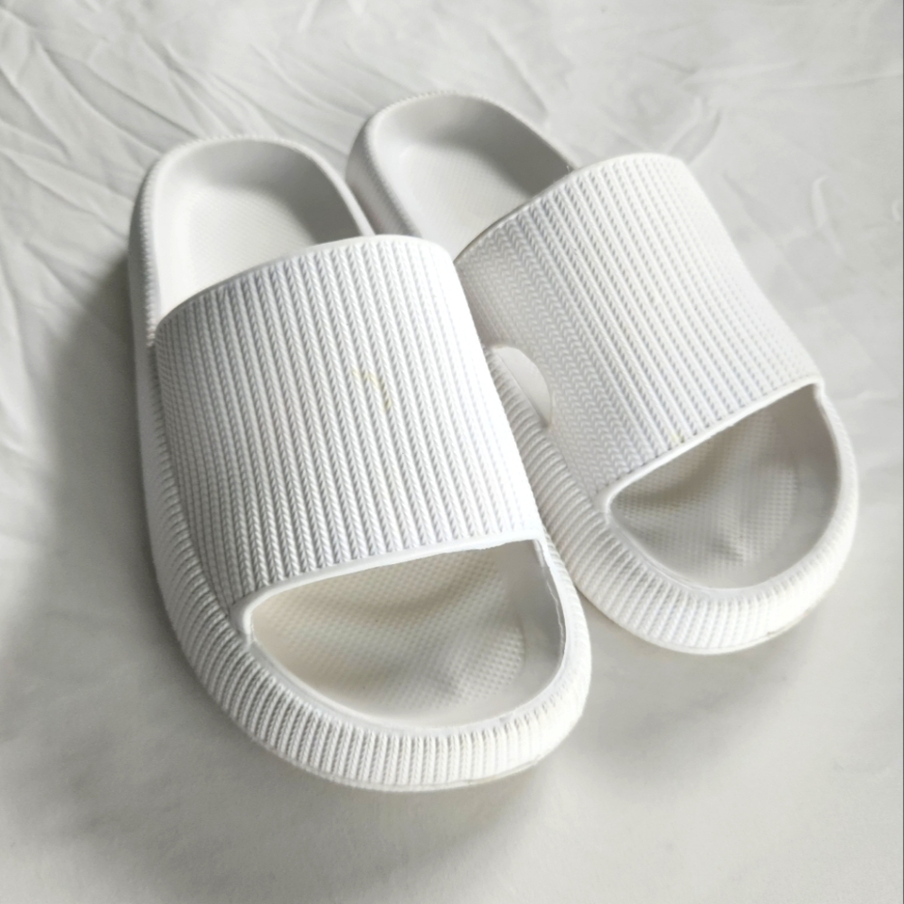 NWOT White Cloudies Slide Sandals